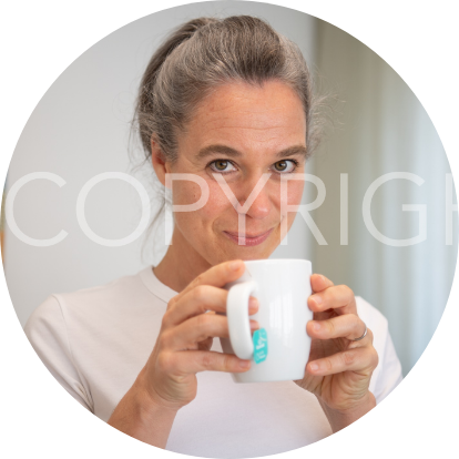 Portrait von Lidija Jovic mit einer Teetasse in ihren Händen